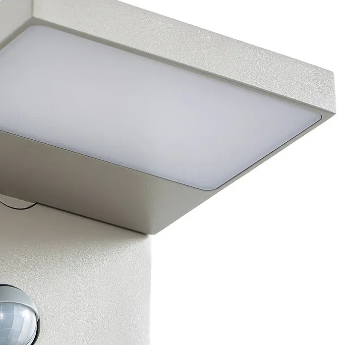 Lucande Außenwandleuchte Silvan - alu / grau / zink, alu / grau / zink, IP54 - Hellgraue LED-Außenwandleuchte mit texturierter Oberfläche, Milchglasdiffusor und integriertem Bewegungsmelder.