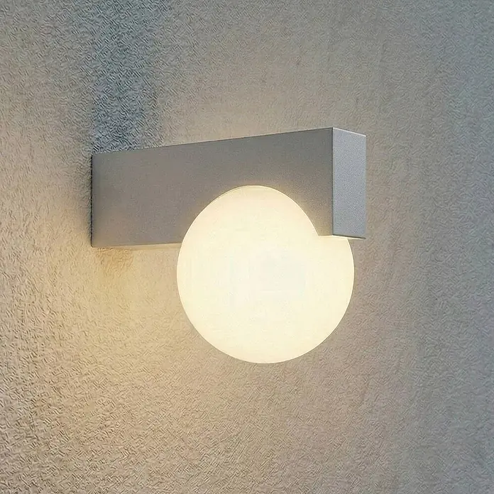 Lucande Außenwandleuchte Vijon - alu / grau / zink, IP44 - Moderne silberne Wandleuchte mit leuchtendem weißem Kugel-Diffusor.