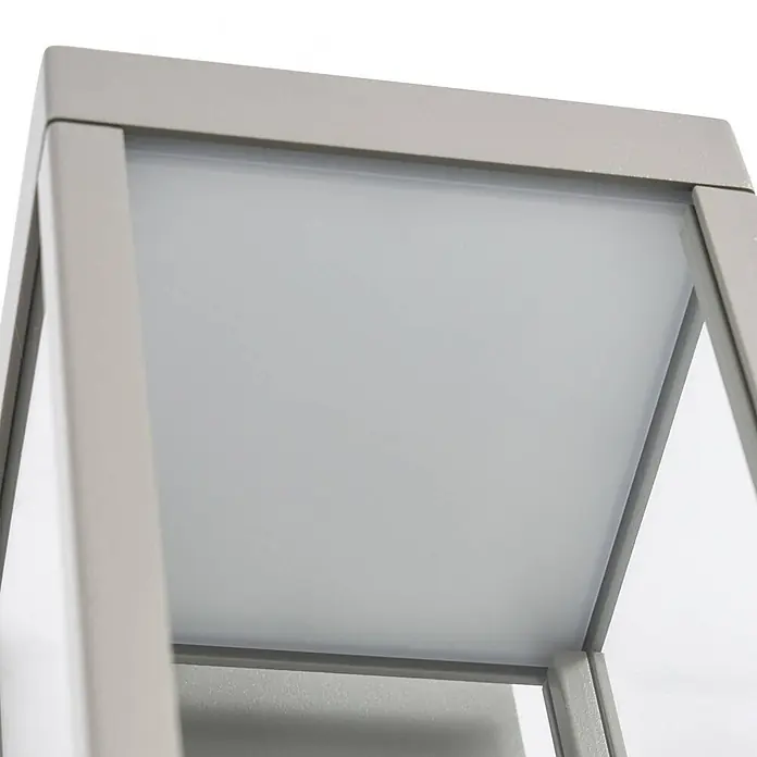 Lucande Außenwandleuchte Ferdinand - 16,5 x 12 x 38 cm, alu / grau / zink, alu / grau / zink, IP54 - Innenansicht eines graubeigen Metallrahmens, der eine durchscheinende weiße Platte umschließt.