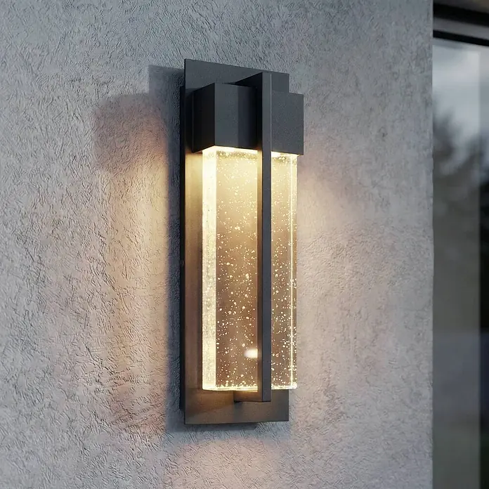 Lucande Außenwandleuchte Velune - 7,8 x 12,1 x 35 cm, schwarz, IP44 - Moderne dunkle Metall-Außenwandleuchte mit sprudelndem Klarglaselement, beleuchtet mit warmem Licht.