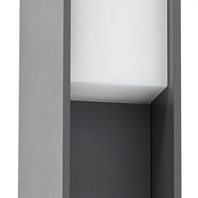 Lucande Außensockelleuchte Teerk -  - Nahaufnahme einer modernen grauen Außenleuchte mit weißem, lichtdurchlässigem Diffusor und strukturierter Oberfläche.