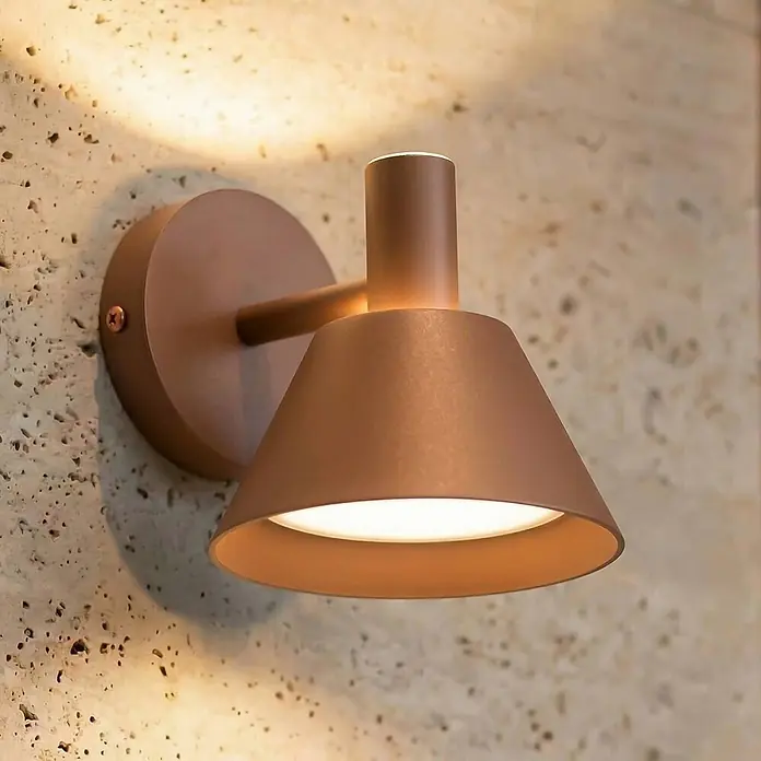 Lucande Außenwandleuchte Tabena - braun / rost, braun / rost, IP54 - Bronze Wandleuchte mit kegelförmigem Schirm an strukturierter Wand, strahlt warmes Licht aus.