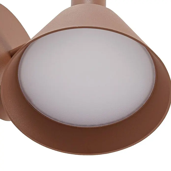 Lucande Außenwandleuchte Tabena - braun / rost, braun / rost, IP54 - Nahaufnahme eines braunen Außenstrahlers mit gefrostetem weißen Diffusor.