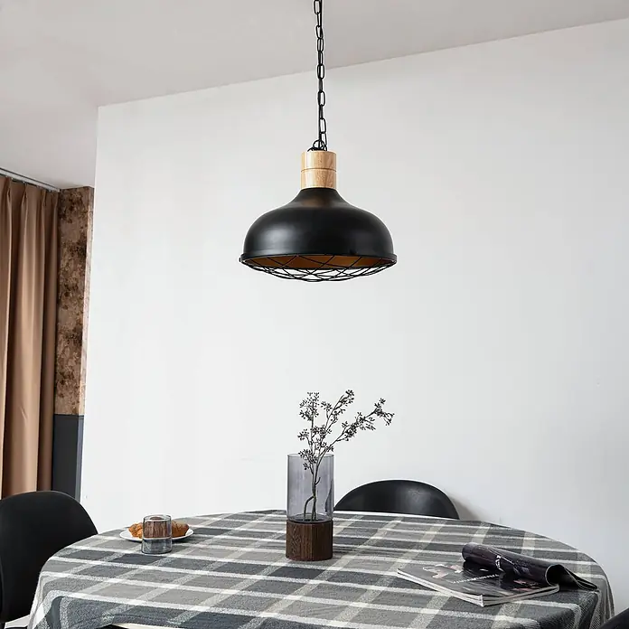 Lindby Pendelleuchte Olbi - L x B x H: 41,5 x 41,5 x 24 cm, schwarz, Schwarz, holz hell, E27 - Schwarze Metall-Pendelleuchte mit Holz-Akzent, an einer Kette über einem Esstisch hängend.