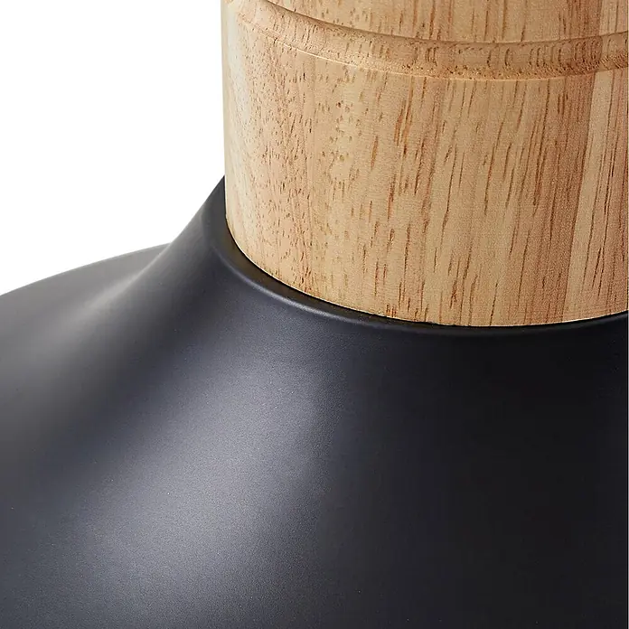 Lindby Pendelleuchte Olbi - L x B x H: 41,5 x 41,5 x 24 cm, schwarz, Schwarz, holz hell, E27 - Nahaufnahme einer Leuchte mit heller Holzoberseite und matt schwarzem gewölbtem Fuß.
