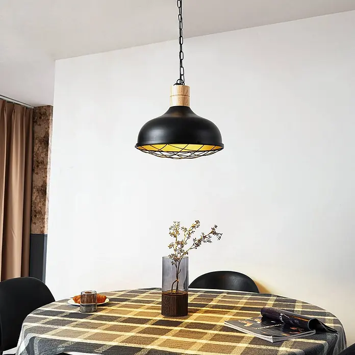 Lindby Pendelleuchte Olbi - L x B x H: 41,5 x 41,5 x 24 cm, schwarz, Schwarz, holz hell, E27 - Pendelleuchte aus schwarzem Metall mit Holzaufsatz und Goldkäfig, über einem Esstisch hängend.