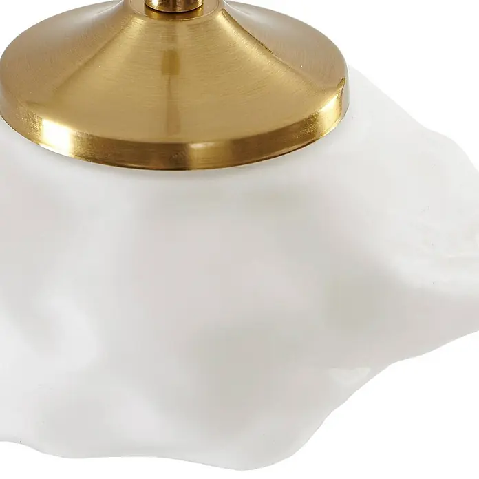 Lindby Pendelleuchte Piatra - weiß / opal, weiß, messing, G9 - Lampenkomponente mit gebürsteter goldener Kegelbasis und wellenförmigem weißen Glasschirm.