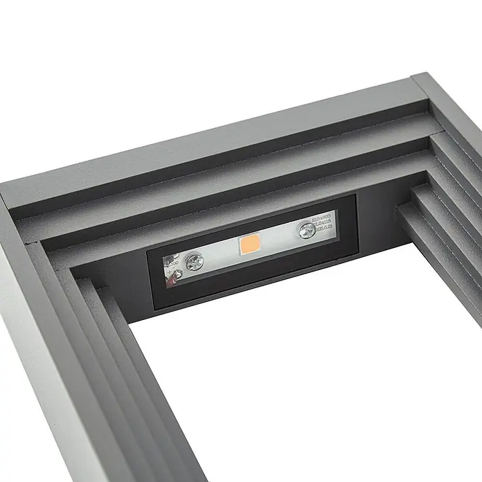 Lucande Außensockelleuchte Ashkan -  - Graues, eckiges LED-Leuchtengehäuse aus Metall mit orangefarbenem LED-Chip auf Platine.