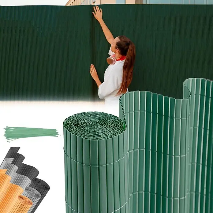 Proregal Sichtschutzelement FI-CHI – Premium Sichtschutzmatte - Kunststoff, Grün - Grüner PVC-Sichtschutz wird installiert, mit Materialrollen, Kabelbindern und Farbmustern (Orange, Grau, Schwarz).