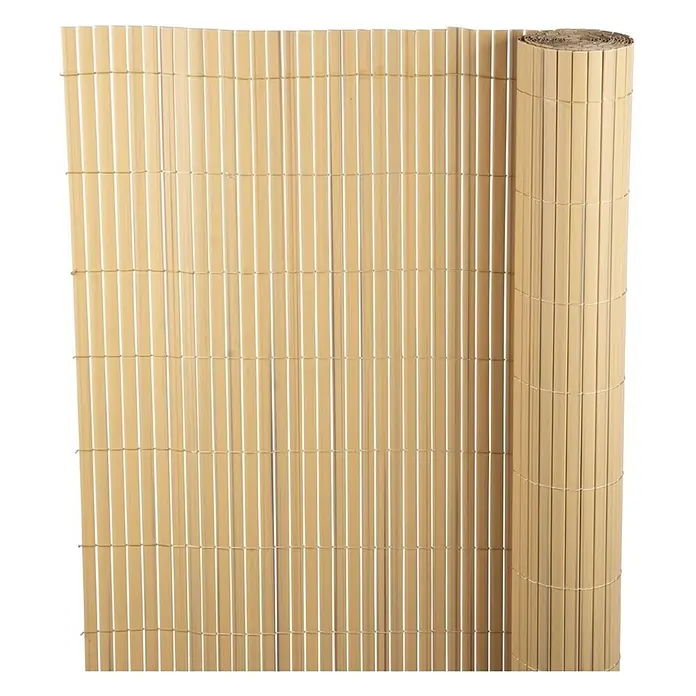 Proregal Sichtschutzelement FI-CHI – Premium Sichtschutzmatte - Braun - Natur-Bambus-Sichtschutzrolle, teilweise abgerollt, mit vertikalen Bambuslamellen.