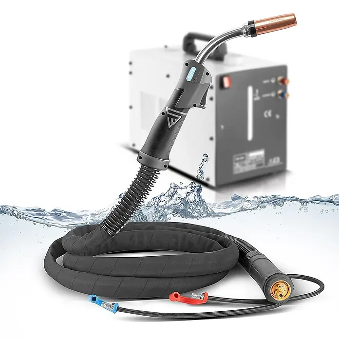 STAHLWERK MIG/MAG-Schweißbrenner Schweißbrenner MIG MAG AK MB501D -  - Wasserkühlter schwarzer Schweißbrenner mit Kupferdüse und Schlauch, teilweise in Wasser getaucht, mit unscharfem Netzteil im Hintergrund.