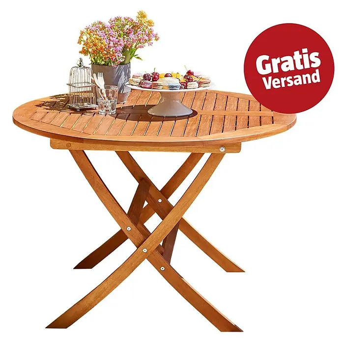 Sunfun Diana Gartentisch rund - Ø x H: 107 x 75 cm, Akazie, Naturbraun, Klappbar - Runder klappbarer Gartentisch aus Holz mit Lattenplatte und X-förmigen Beinen, dekoriert mit Blumen und Süßigkeiten.