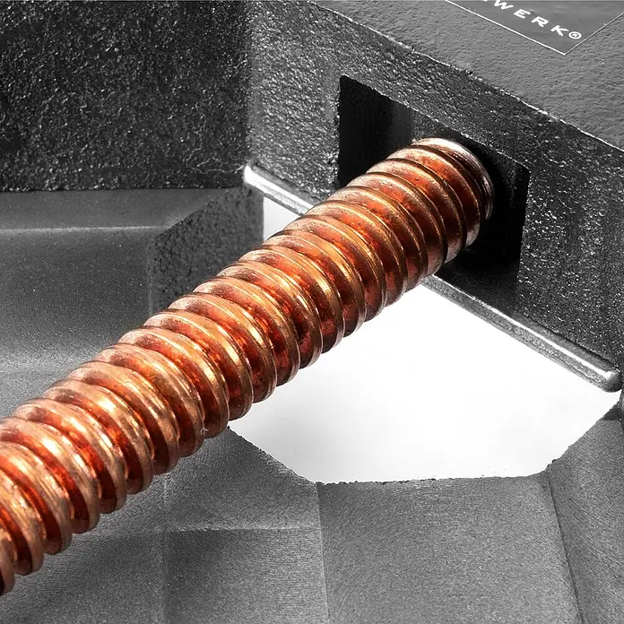 STAHLWERK Schweiß-Winkelklemme Schweißwinkelklemme Winkelspanner 100 mm Maulweite -  - Nahaufnahme einer kupfernen Gewindestange in einer schwarzen, strukturierten Metallklemmvorrichtung.