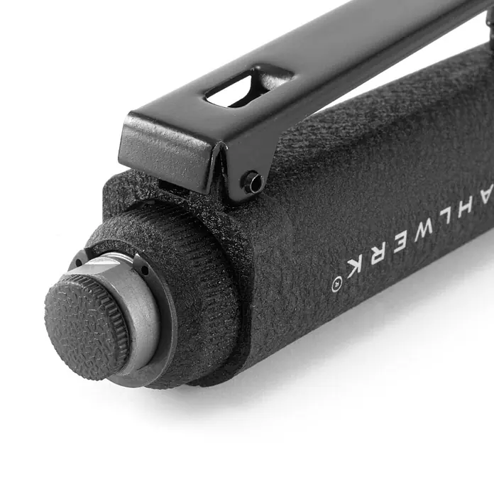 STAHLWERK Druckluft-Stichsäge Druckluftstichsäge DBS-900 ST - 9.000 /min - Schwarzer, strukturierter Griff mit Metallclip und verstellbarem Rändelknopf, Marke 'AHLWERK'.