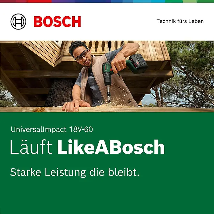 Bosch Power for All 18V Akku-Schlagbohrschrauber UniversalImpact 18V-60 - 18 V, 2 Akkus, 2 Ah - 4 Ah, 60 Nm - Ein Mann bohrt mit einer grün-schwarzen Bosch Akkubohrmaschine in Holz, wobei Sägespäne entstehen, im Baumhaus-Umfeld.