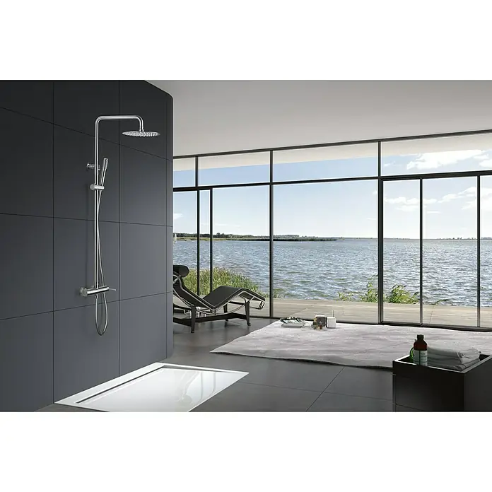 Imex Moscú Sistema de ducha - Con grifo monomando, Distancia entre orificios: 15 cm, Número de tipos de chorro: 1 ud., Cromo - Un elegante baño con un moderno conjunto de ducha cromado sobre una pared oscura. Grandes ventanales ofrecen una vista panorámica del agua.