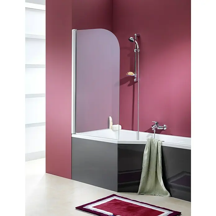 Ottofond Raumsparbadewanne Flint B - 150 x 75 cm, Sanitäracryl, Weiß, Links - Modernes Badezimmer mit Badewanne, Duschwand und Handtuch. Das Badezimmer ist in Rot- und Grautönen gehalten.