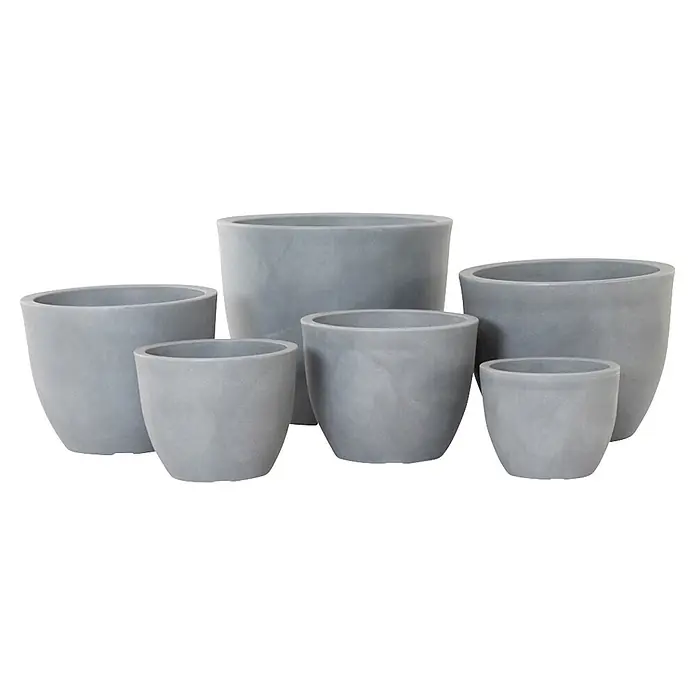 Siena Garden Pflanztopf BRISTOL - Außenmaß (Ø x H): 30 x 23 cm, Grau, Kunststoff, 1 Stk. - Mehrere graue Beton-Pflanzgefäße in verschiedenen Größen.