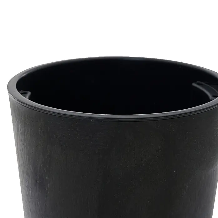 Siena Garden Pflanztopf LOCON STONE - Schwarz, Außenmaß (Ø x H): 30 x 57 cm, Kunststoff, 1 Stk. - Nahaufnahme eines schwarzen, strukturierten runden Pflanzgefäßes.