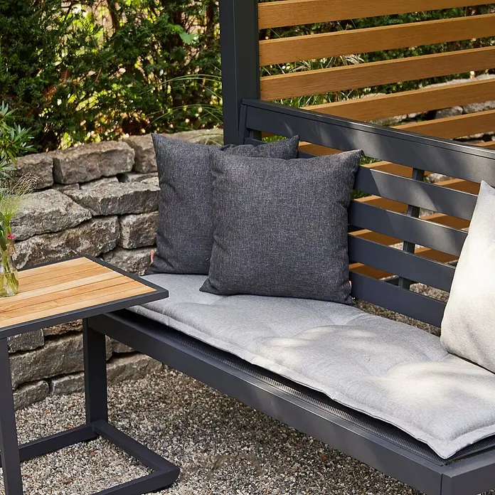 Siena Garden Kissen PRIME - 45 x 45 cm, Anthrazit, Quadratisch - Gartenbank mit hellgrauem Sitzkissen und dunkelgrauen Zierkissen, dazu passender Beistelltisch mit Holzplatte, im Garten.