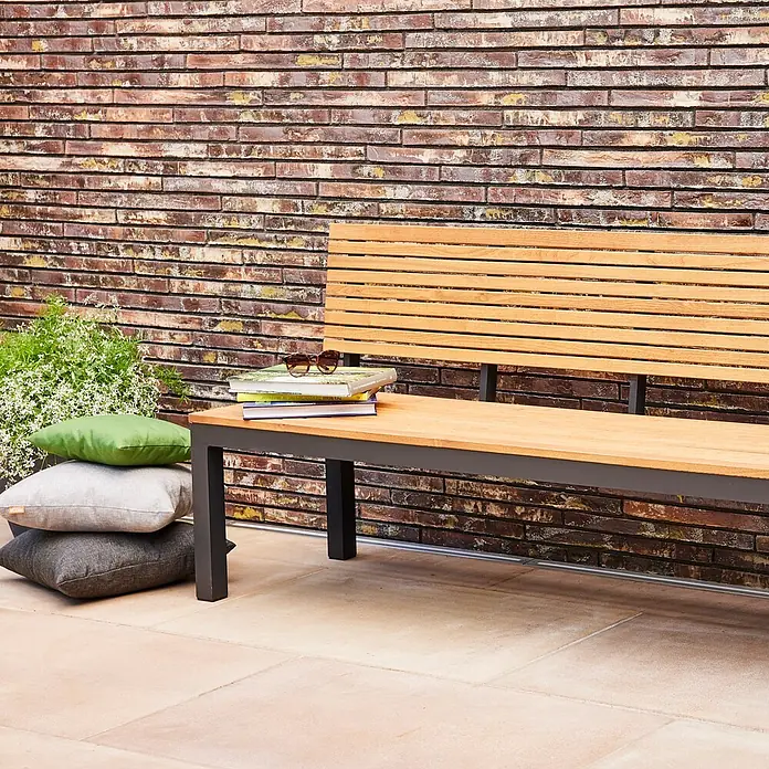 Siena Garden Kissen PRIME - 45 x 45 cm, Anthrazit, Quadratisch - Gartenbank mit natürlichen Holzlatten und dunklem Metallrahmen.