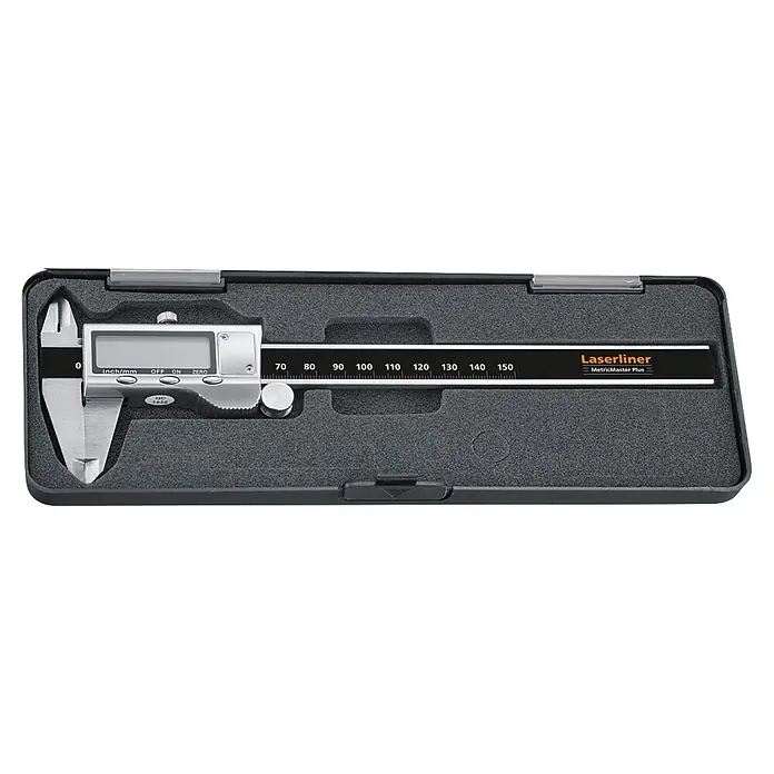 Laserliner Digitaler Messschieber Metric Master Plus - Messbereich: 0 - 150 mm - Ein silber-schwarzer Digitalmessschieber mit schwarzer Skala, in seinem dunkelgrauen Schaumstoffkoffer liegend.
