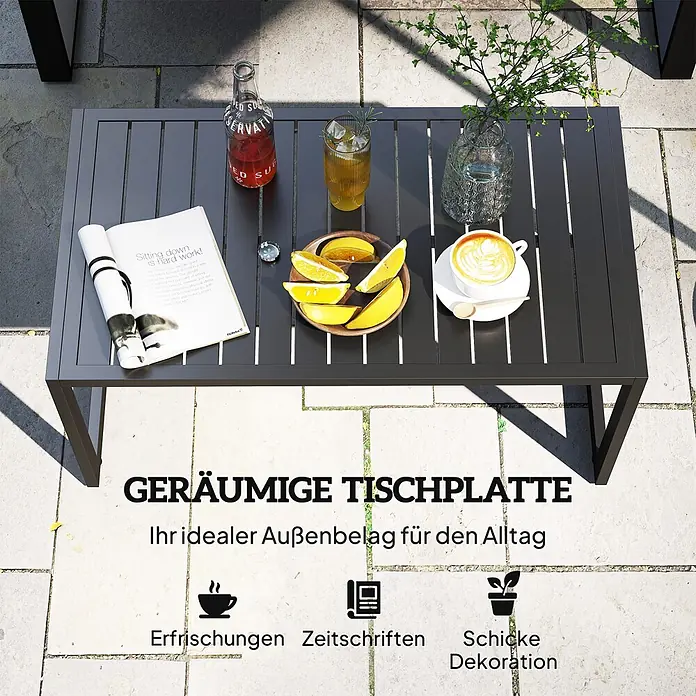 Outsunny Garten-Loungetisch mit verstellbaren Fußpolster - Aluminium, Schwarz, L x B x H: 90 x 50 x 42 cm - Dunkelgrauer Lamellen-Outdoor-Tisch mit Getränken, einer Zeitschrift und einer Pflanze, der seine geräumige Fläche zeigt.