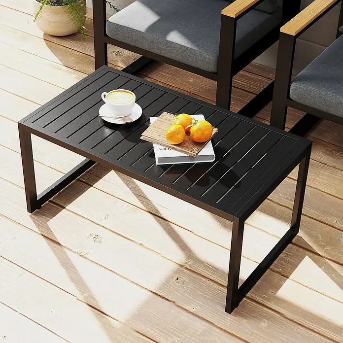 Outsunny Garten-Loungetisch mit verstellbaren Fußpolster - Aluminium, Schwarz, L x B x H: 90 x 50 x 42 cm - Schwarzer Metall-Latten-Gartentisch auf Holzterrasse mit Kaffeetasse und Obst, umgeben von Stühlen.