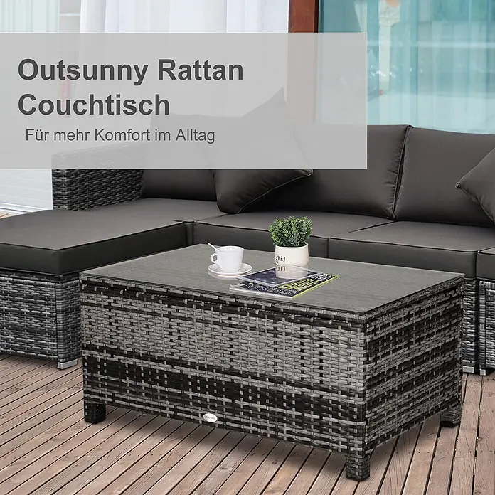 Outsunny Garten-Loungetisch - Metall, PE-Rattan, gehärtetes Glas, Grau - Grauer und schwarzer Rattan-Couchtisch mit Glasplatte auf Holzterrasse, Teil einer Outdoor-Lounge.