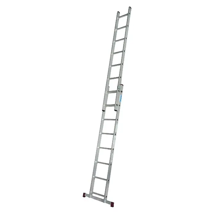 Krause Corda Schiebeleiter - Anzahl Tritte: 16 Stk., Arbeitshöhe: 4,95 m, Belastbarkeit: 150 kg, Aluminium - Eine ausziehbare Aluminiumleiter, die sich ideal für verschiedene Höhenarbeiten eignet, steht auf einem weißen Hintergrund.