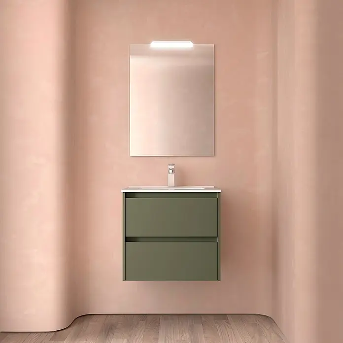 Salgar Badmöbel-Set Salgar - Gesamtbreite Badmöbel: 4,5 cm, Grün - Olivgrüner Badschrank mit weißem Waschbecken und beleuchtetem Spiegel an einer rosa Wand über Holzboden.