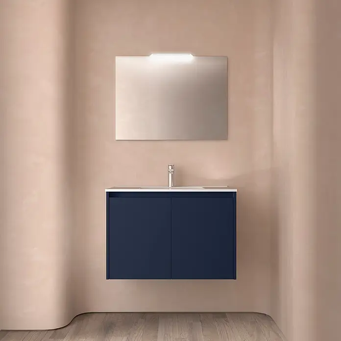 Salgar Badmöbel-Set Salgar - BLUE SATIN - Wandmontierter dunkelblauer Waschtischunterschrank mit weißer Platte und silbernem Wasserhahn, unter einem beleuchteten Spiegel in einem modernen Bad.