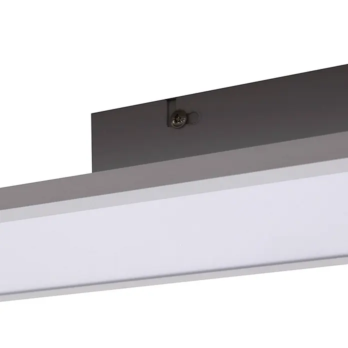 Lindby LED-Panel Enhife - L x B x H: 80 x 20 x 5 cm, weiß / opal, Neutralweiß - Nahaufnahme einer grauen linearen LED-Leuchte mit weißem Diffusor, Befestigungsschraube am Metallprofil sichtbar.