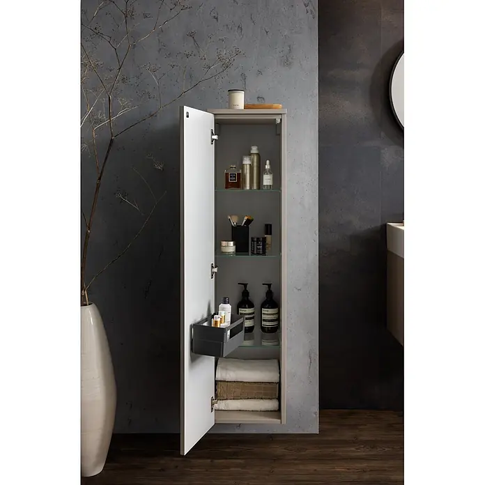 Camargue Vio Midischrank - B x T x H: 30,4 x 32,5 x 121,6 cm, Kaschmir, DIN Anschlag: Links - Hellgrauer Badschrank mit offener weißer Tür, Glasböden und verschiedenen Toilettenartikeln, inklusive Auszugs-Organizer.