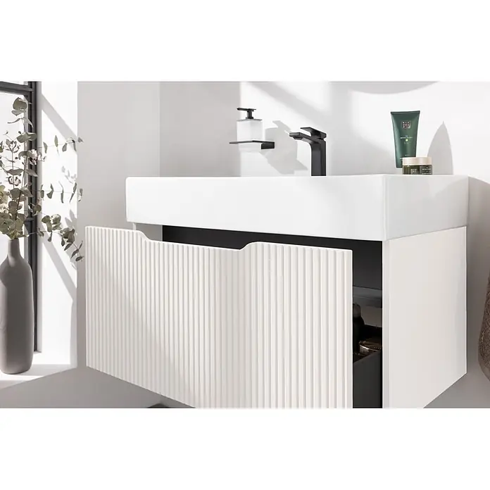 Camargue Vio Badmöbel-Set - Gesamtbreite Badmöbel: 81,5 cm, Weiß, Matt - Weißer Badezimmerschrank mit integriertem Waschbecken und einer strukturierten, geriffelten Schranktür, die teilweise geöffnet ist und Stauraum zeigt.