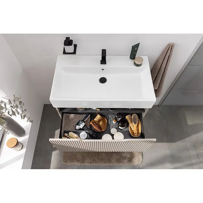 Camargue Vio Badmöbel-Set - Gesamtbreite Badmöbel: 81,5 cm, Kaschmir, Matt - Badezimmermöbel mit weißem Waschbecken, schwarzem Wasserhahn und geöffneter geriffelter Schublade mit organisierten Pflegeprodukten.