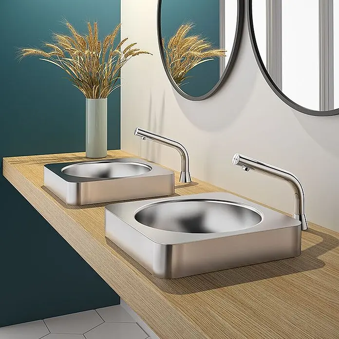 Delabie Waschbecken Delabie - Hahnloch: Ohne, Ohne Überlauf, Chrom - Zwei quadratische Edelstahl-Waschbecken mit berührungslosen Armaturen auf einer Holzplatte im modernen Bad.
