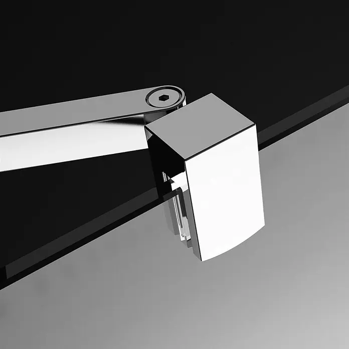 Puk Runddusche PUK - Chromoptik - Poliertes Chrom-Duschscharnier, das einen Metallarm an einer Glasplatte befestigt.