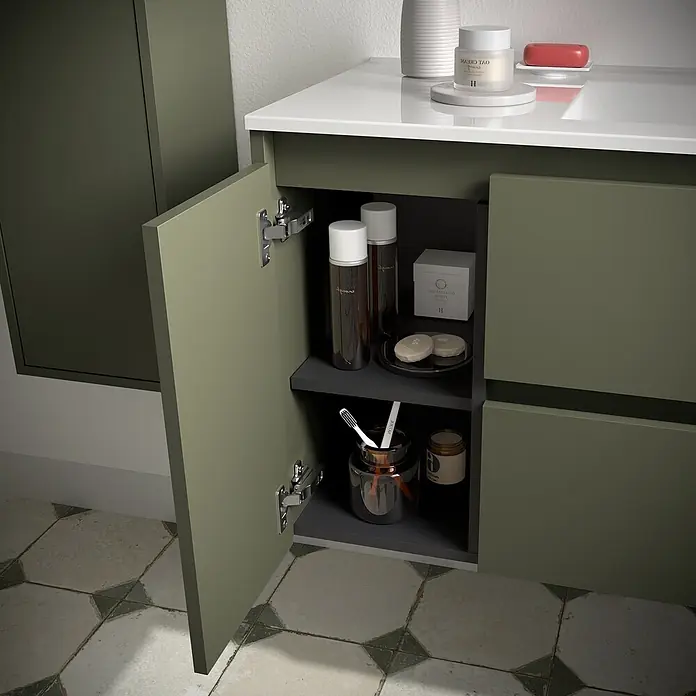 Salgar Badmöbel-Set Salgar - Gesamtbreite Badmöbel: 850 cm, Green Satin - Salbeigrüner Badschrank mit weißer Arbeitsplatte und geöffneter Tür, die interne Ablagen mit Toilettenartikeln zeigt.
