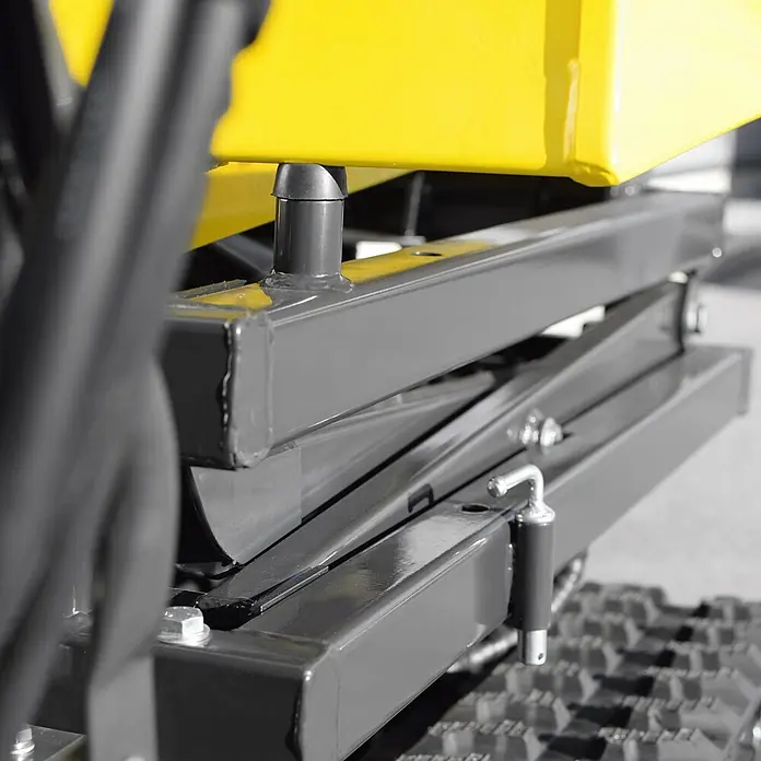 Bamato Kettendumper MTR-550PROL mit Liftfunktion - Motorbetrieben, Traglast: 500 kg - Gelber Behälter auf grauer Scherenhebebühne eines Kettenminidumpers.