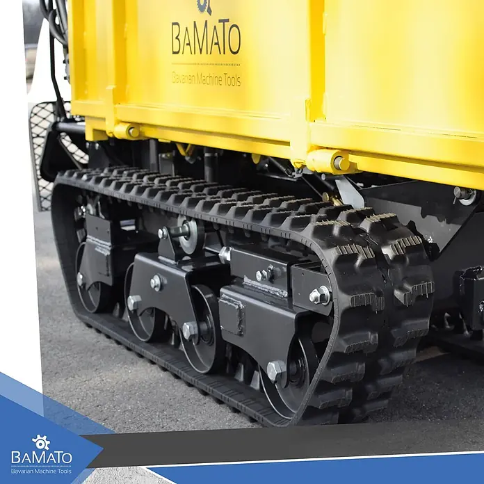 Bamato Kettendumper MTR-800PRO mit Kipphydraulik und Trittbrett - Motorbetrieben - Nahaufnahme des Fahrwerks einer BAMATO-Raupenmaschine mit schwarzen Gummiketten und Metallrädern, gelbes Oberteil sichtbar.