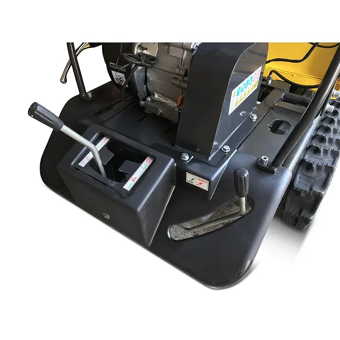 Bamato Kettendumper MTR-500 - Motorbetrieben, Fassungsvermögen: 215 l, Traglast: 500 kg - Nahaufnahme von schwarzen Kunststoff- und Metallbedienelementen einer Maschine, mit Gangschaltung (6 Vorwärts-, 2 Rückwärtsgänge) und Bereichswähler (niedrig/hoch).