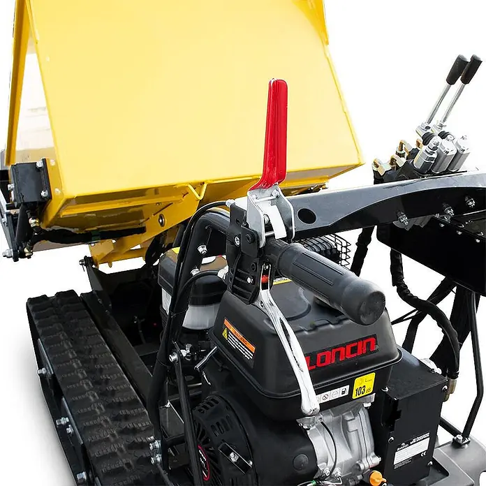 Bamato Kettendumper MTR-1000PROS mit Kipphydraulik & Selbstladeeinrichtung - Motorbetrieben, Traglast: 1.000 kg - Nahaufnahme des Motors eines gelben Raupen-Minidumpers mit rotem Bedienhebel, schwarzen Gummiketten und Steuerhebeln.