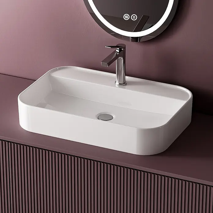 Emke Waschbecken Ceraform CB02 - Hahnloch: Mitte, Ohne Überlauf, Weiß - Weißes rechteckiges Aufsatzwaschbecken mit Chromarmatur auf geripptem weinrotem Waschtisch, mit beleuchtetem Spiegel darüber.