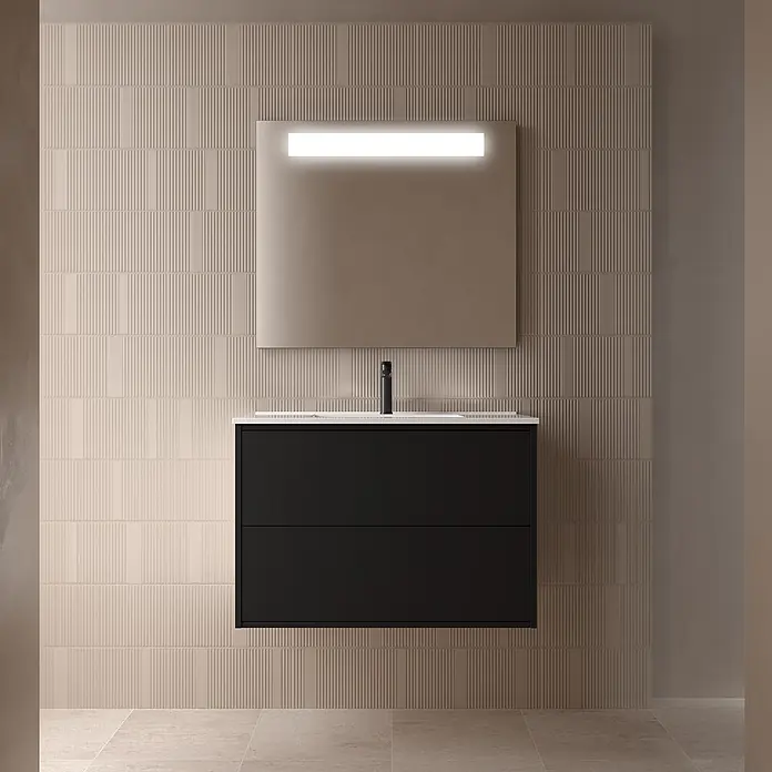 Salgar Badmöbel-Set Salgar - Gesamtbreite Badmöbel: 4,5 cm, Schwarz - Wandmontierter schwarzer Badezimmerschrank mit weißem Waschbecken, schwarzem Wasserhahn und beleuchtetem Spiegel vor beigefarbener Fliesenwand.