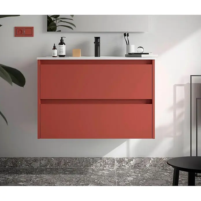 Salgar Badmöbel-Set Salgar - Gesamtbreite Badmöbel: 4,5 cm, Red Satin - Roter wandmontierter Badschrank mit zwei Schubladen und weißer Arbeitsplatte in einem modernen Badezimmer.