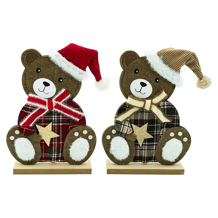 Dekoelement Bär Rubi - Holz - Zwei Filzbär-Weihnachtsdekorationen, eine rot kariert mit rotem Hut, eine braun kariert mit beigem Hut, beide mit Goldsternen auf Holzsockeln.