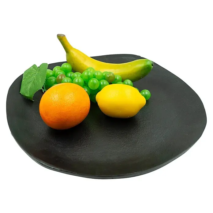 Deko-Teller - Durchmesser: 32 cm, Schwarz - Schwarze, strukturierte, runde Servierplatte mit künstlicher Orange, Zitrone, Trauben und Banane.