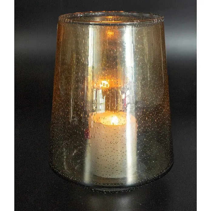 Windlicht Lina - Ø x H: 12 x 17 cm, Gold/Grau - Bernsteinfarbene Glaslaterne mit Bläschenstruktur und einer brennenden Kerze.