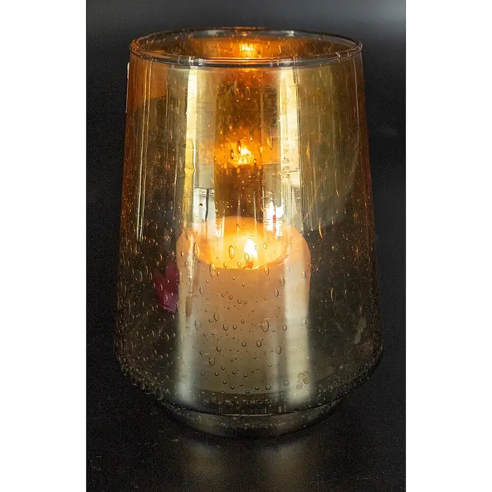 Windlicht Lina - Ø x H: 15 x 21 cm, Gold/Grau - Bernstein-Blasenglaslaterne mit brennender cremefarbener Kerze, die warm leuchtet.
